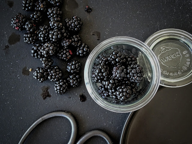 Auf der Mammilade|n-Seite des Lebens | Lifestyle Blog | Herbstblumenstrauß mit Nelken | Rezept | Rührkuchen mit Brombeeren | frische Brombeeren | Weckglas