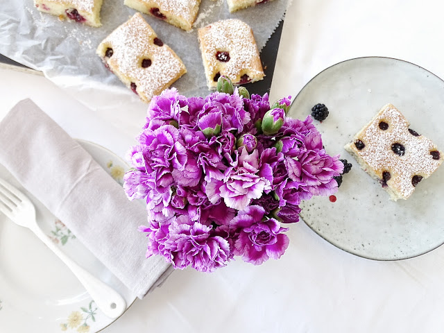 Auf der Mammilade|n-Seite des Lebens | Lifestyle Blog | Blumenstrauß | Nelken | puristisch schön | Rezept | Rührkuchen mit Brombeeren