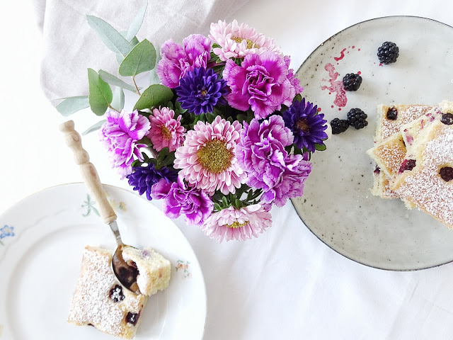 Auf der Mammilade|n-Seite des Lebens | Lifestyle Blog | Herbstblumenstrauß mit Nelken | Rezept | Rührkuchen mit Brombeeren