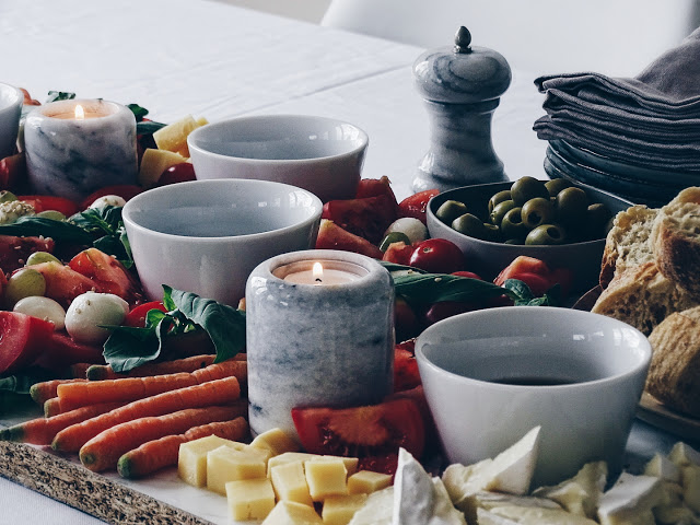 Auf der Mammilade|n-Seite des Lebens | Personal Lifestyle Blog | Rezeptidee | gesundes Essen | Essig Verkostung und Selbstmach-Salatplatte für kommunikative, genussvolle und gemütliche Abende oder Feiern | Try Foods | gedeckter Tisch