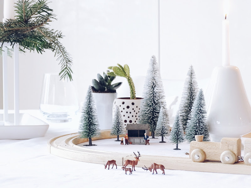 Auf der Mammilade|n-Seite des Lebens | Personal Lifestyle Blog | Kreative und originelle DIY-Dekoration für den Familientisch zu Weihnachten | Holzeisenbahn, Pflanzen und Miniatur-Landschaft als winterlich-weihnachtliche Tischdeko-Idee für Familien