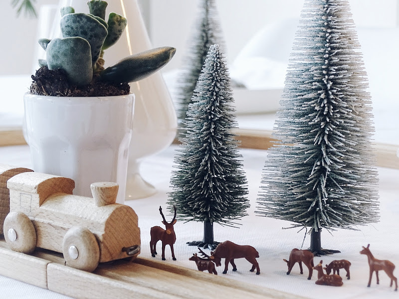 Auf der Mammilade|n-Seite des Lebens | Personal Lifestyle Blog | Kreative und originelle DIY-Dekoration für den Familientisch zu Weihnachten | Holzeisenbahn, Pflanzen und Miniatur-Landschaft als winterlich-weihnachtliche Tischdeko-Idee für Familien