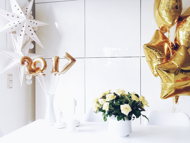 Auf der Mammilade|n-Seite des Lebens | Personal Lifestyle Blog | Wochenlieblinge und Inspirationen | Das neue Jahr | 2017 | goldene Ballons | Mitmachaktion und Linkparty "17 Fragen für 2017" | Bouquet gelbe Rosen