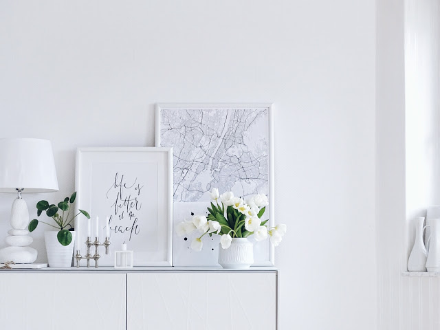 Auf der Mammiladen-Seite des Lebens | Personal Lifestyle Blog | 5 Lieblinge der Woche | Minimalistisches Wohnen mit viel Weiß | weiße Tulpen | Wohnzimmereinblicke