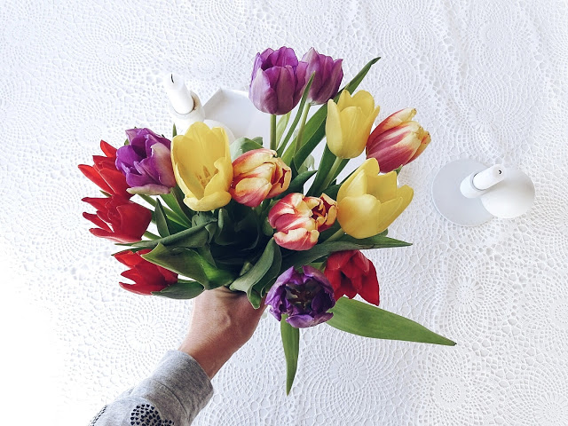 Auf der Mammiladen-Seite des Lebens | Personal Lifestyle Blog | 5 Lieblinge der Woche | Minimalistisches Wohnen mit viel Weiß | Wohnzimmereinblicke | bunter Tulpen-Blumenstrauß