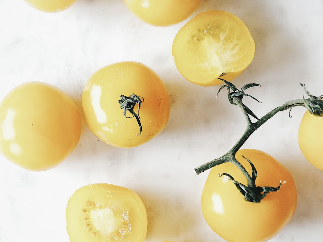 Rezept für Mini-Fladenbrote in Spiegelei-Optik mit Frischkäse und gelben Tomaten | Auf der Mammilade|n-Seite des Lebens | Personal Lifestyle und Interior Blog