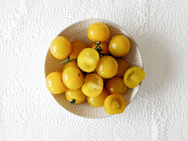 Rezept für Mini-Fladenbrote in Spiegelei-Optik mit Frischkäse und gelben Tomaten | Auf der Mammilade|n-Seite des Lebens | Personal Lifestyle und Interior Blog
