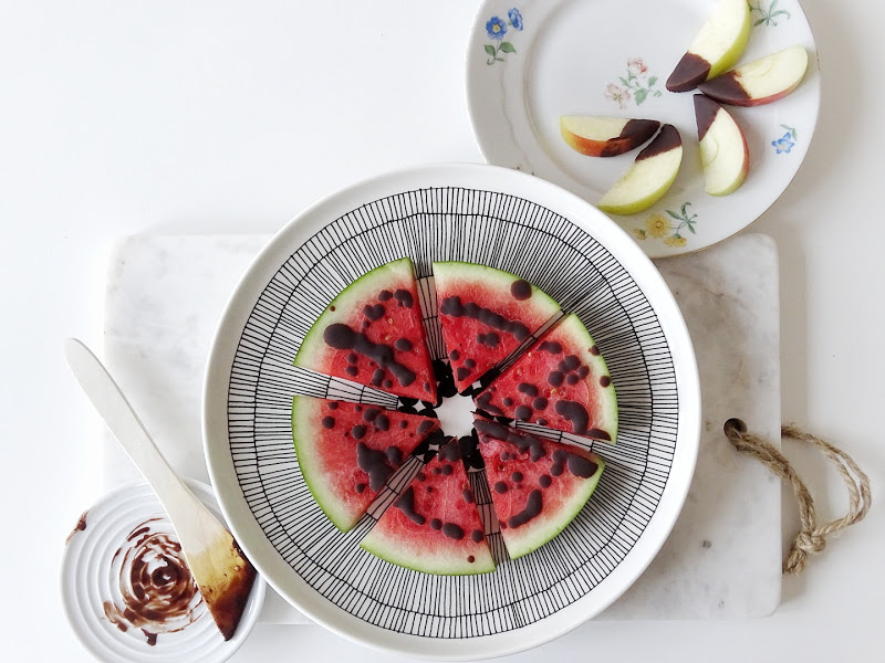 Selbstgemachte Schokolade trifft Wassermelone - ein fruchtig-suesser Sommersnack - www.mammilade.blogspot.de