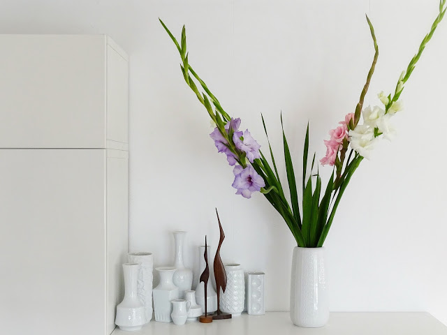 Styling-Idee für Sideboards mit Gladiolen - https://mammilade.blogspot.de - 5 Lieblinge der Woche