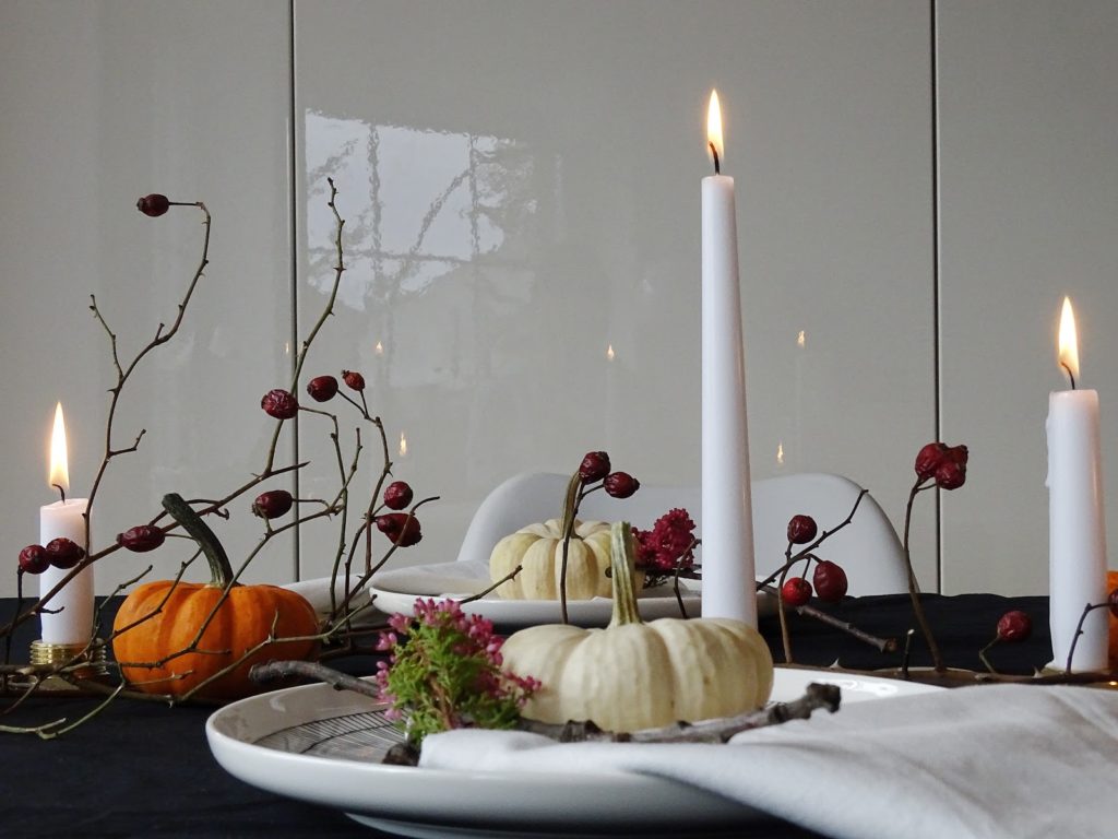 Halloween küsst Herbst - Herbstliche Tischdeko-Idee 'dark and moody' mit einem dezenten, edlen Hauch Halloween - https://mammilade.blogspot.de