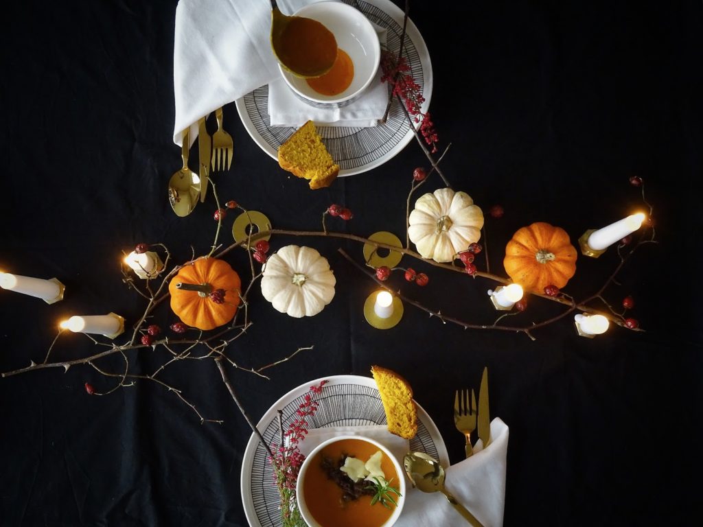 Halloween küsst Herbst - Herbstliche Tischdeko-Idee 'dark and moody' mit einem dezenten, edlen Hauch Halloween - Rezept Kürbissuppe mit Camembert - Rezept Kürbis-Weißbrot mit Dinkel - https://mammilade.blogspot.de
