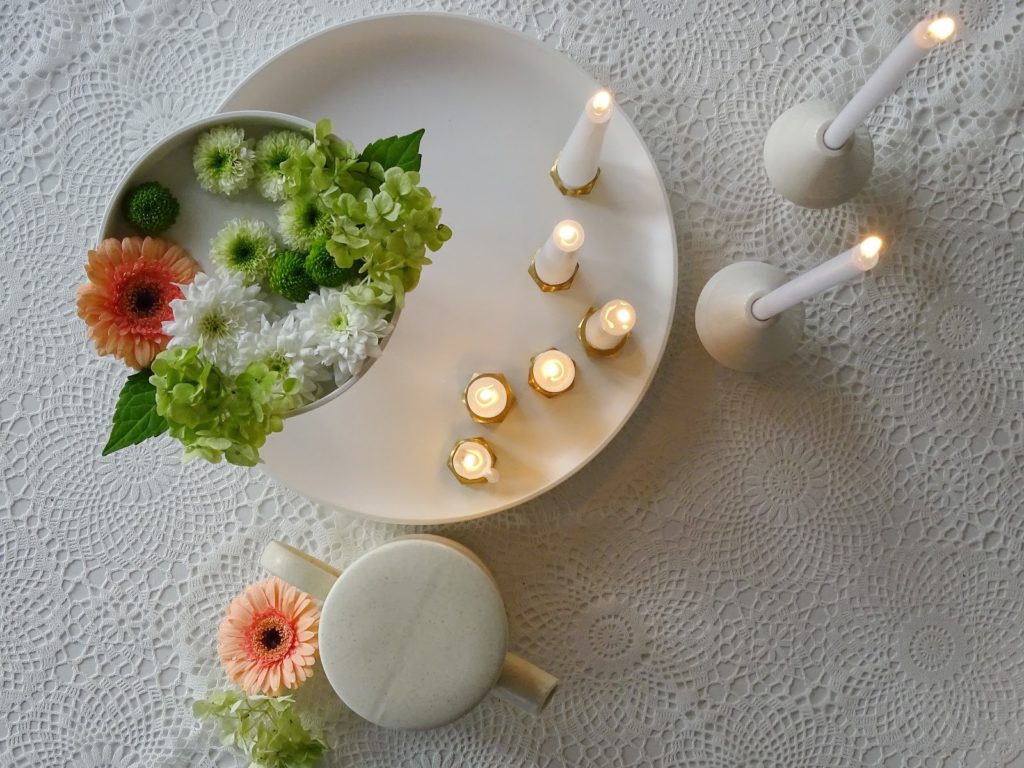 5 Deko-, Verwendungs- und Geschenk-Ideen mit Etageren - Schwimmende Blüten mit Kerzen - https://mammilade.blogspot.de