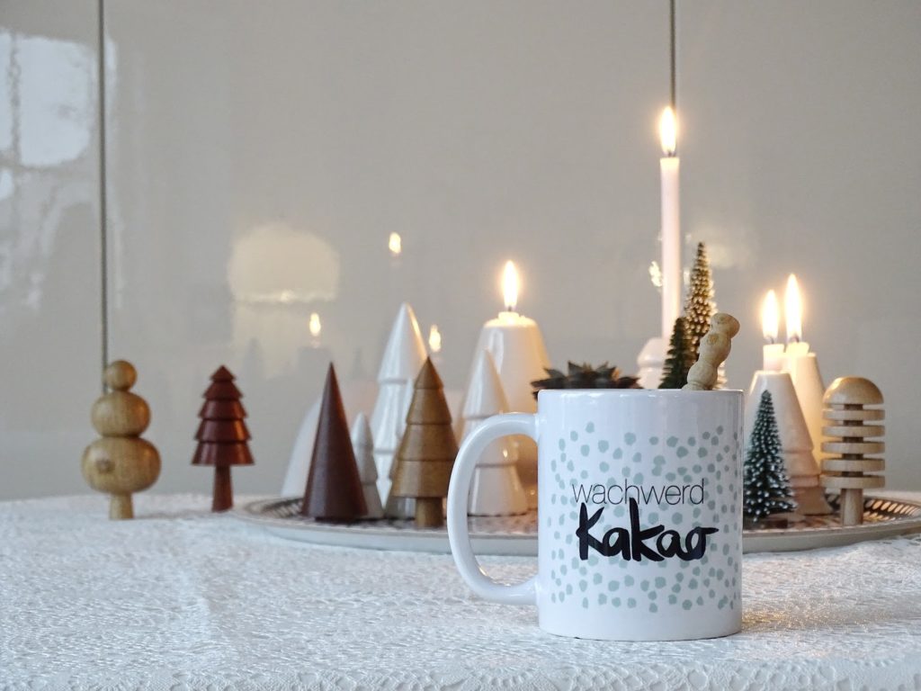 Weihnachtsdeko-Idee auf einem Tablett mit Tannen und Kerzen - Fotoaktion #12von12 und 1 Tag in 12 Bildern - https://mammilade.blogspot.de