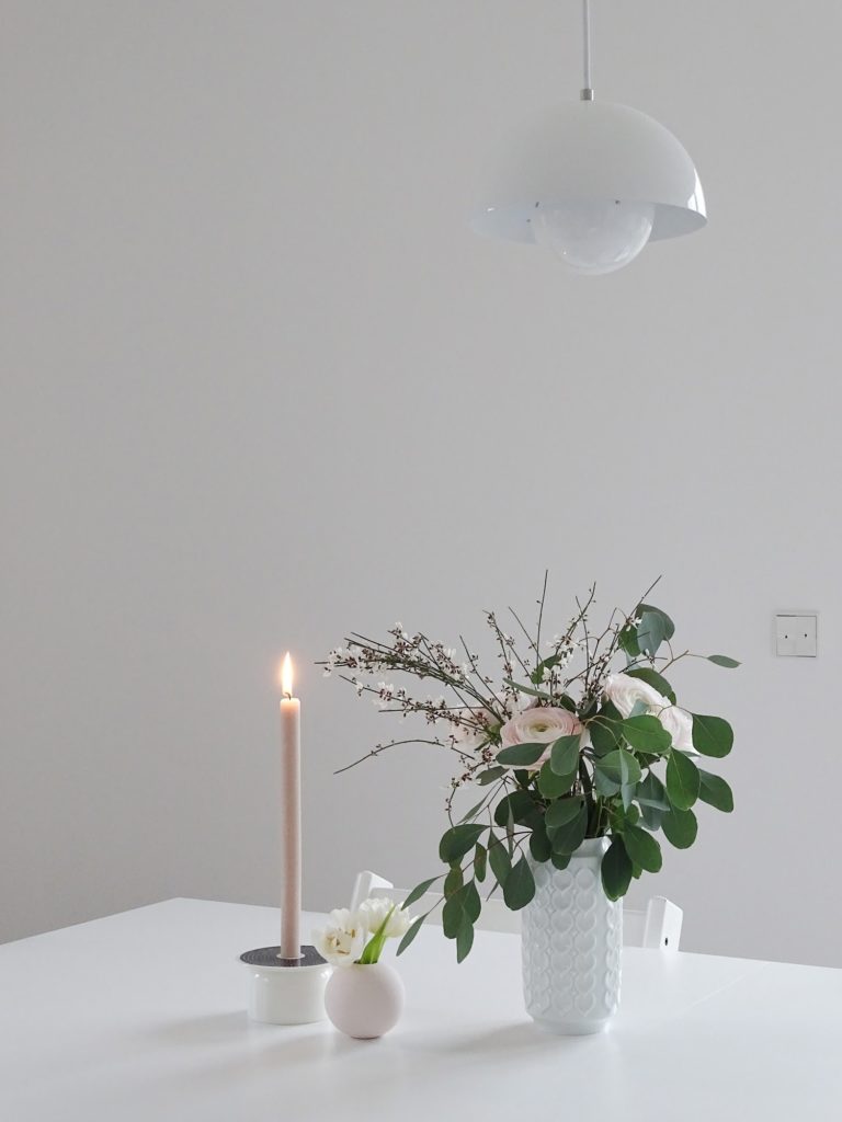 Blumenstyling-Idee mit Ranunkeln, Ginster und Eukalyptus | Fotoaktion #12von12 und 1 Tag in 12 Bildern | https://mammilade.blogspot.de