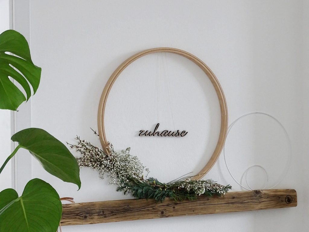 Lettering-Wanddeko mit Stickrahmen - Kolumne: Was bedeutet Zuhause für dich? - https://mammilade.blogspot.de