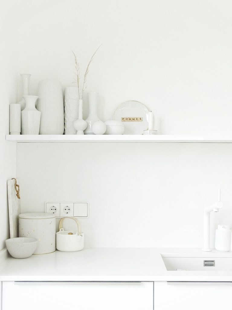 Weiße Küche mit Küchenregal und Vintage-Vasen | Fotoaktion #12von12 - 1 Tag in 12 Bildern | https://mammilade.blogspot.de