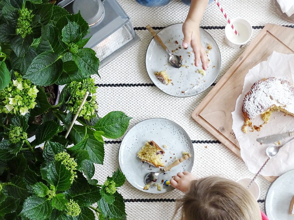 Fluffiger Vanillekuchen mit Blaubeeren & Indoor-Picknick | 26 DIY-Nachmach-Ideen und Rezepte für den Mai | https://mammilade.blogspot.de