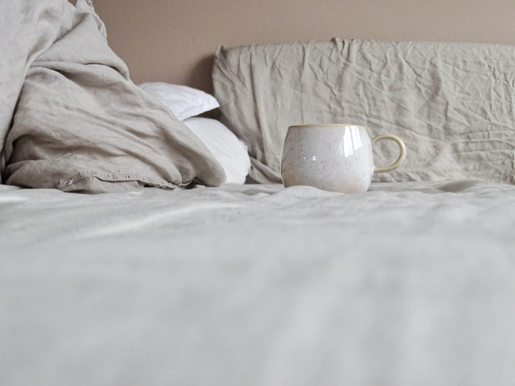 Leinenbettwäsche und Schlafzimmer in Nude | Fotoaktion #12von12 | 1 Tag in 12 Bildern | https://mammilade.blogspot.de