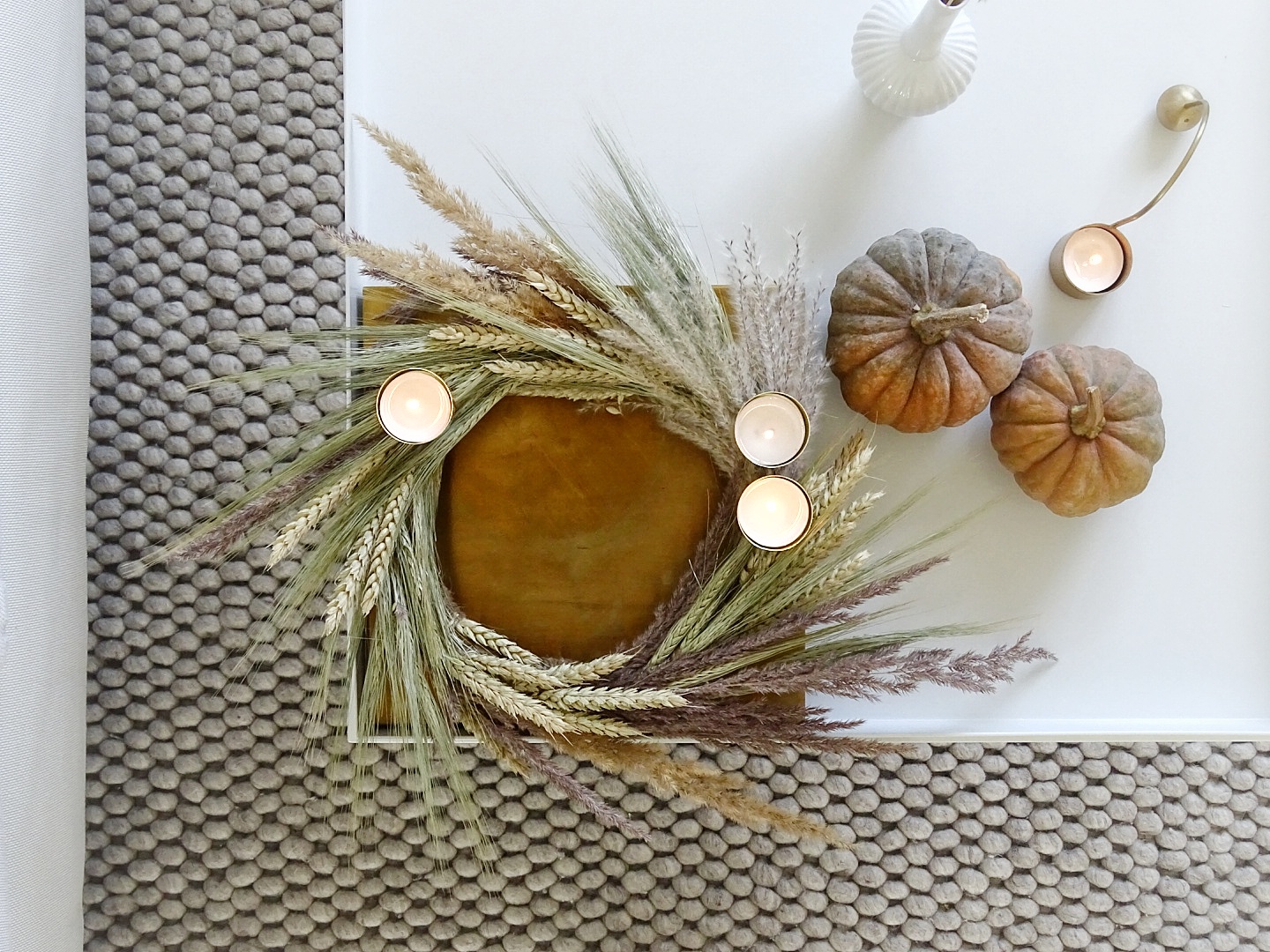 DIY-Herbstdeko: Kranz mit Gräsern, Getreide und Kerzen | mammilade.com