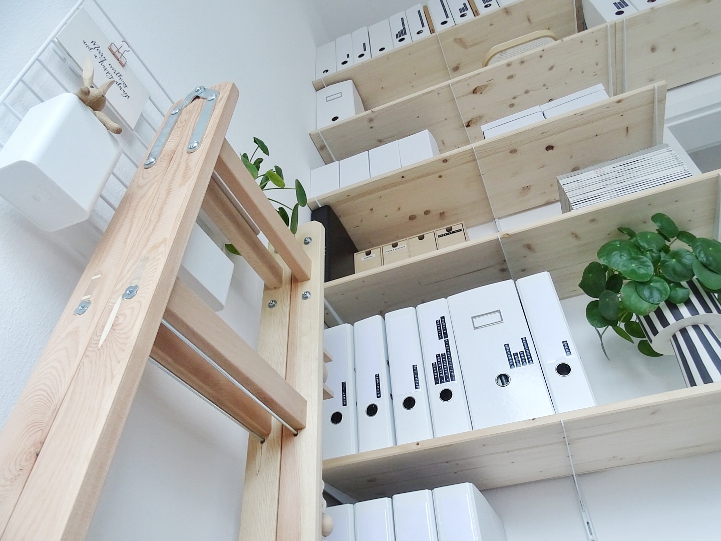 DIY-Wandregal und Arbeitszimmer mit viel Stauraum auf 6qm | In 5 Schritten zum hübsch organisierten Arbeitszimmer | mammilade.com