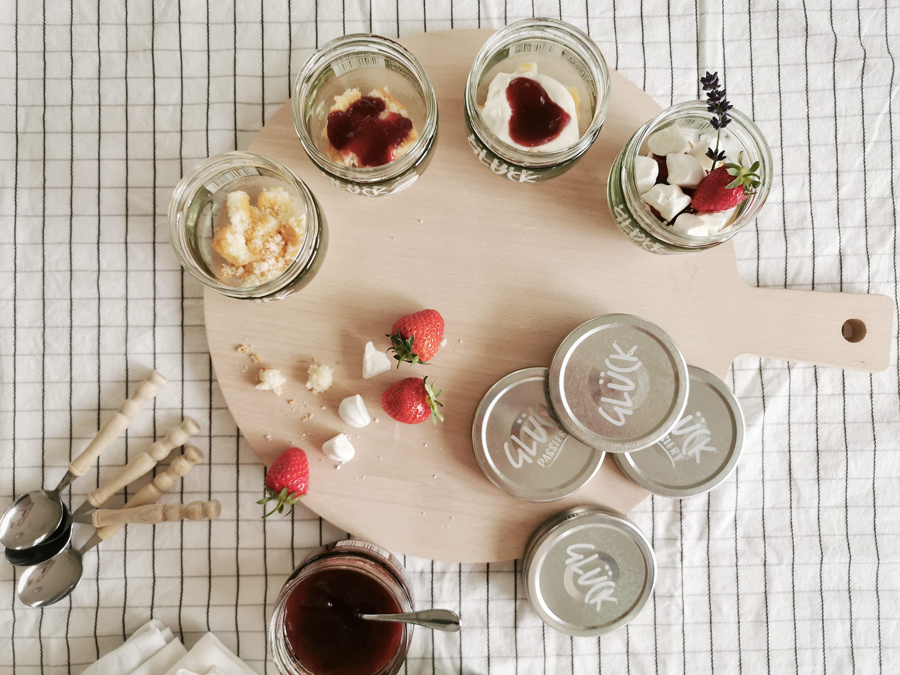Eton-Mess-Dessert im Glas - Upcycling mit schönen Gläsern und praktisch für unterwegs | mammilade.com