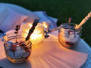 Upcycling mit Marmeladengläsern: DIY-Kerzen aus Kerzenresten & Eton-Mess-Dessert - perfekt und praktisch auch für unterwegs | mammilade.com