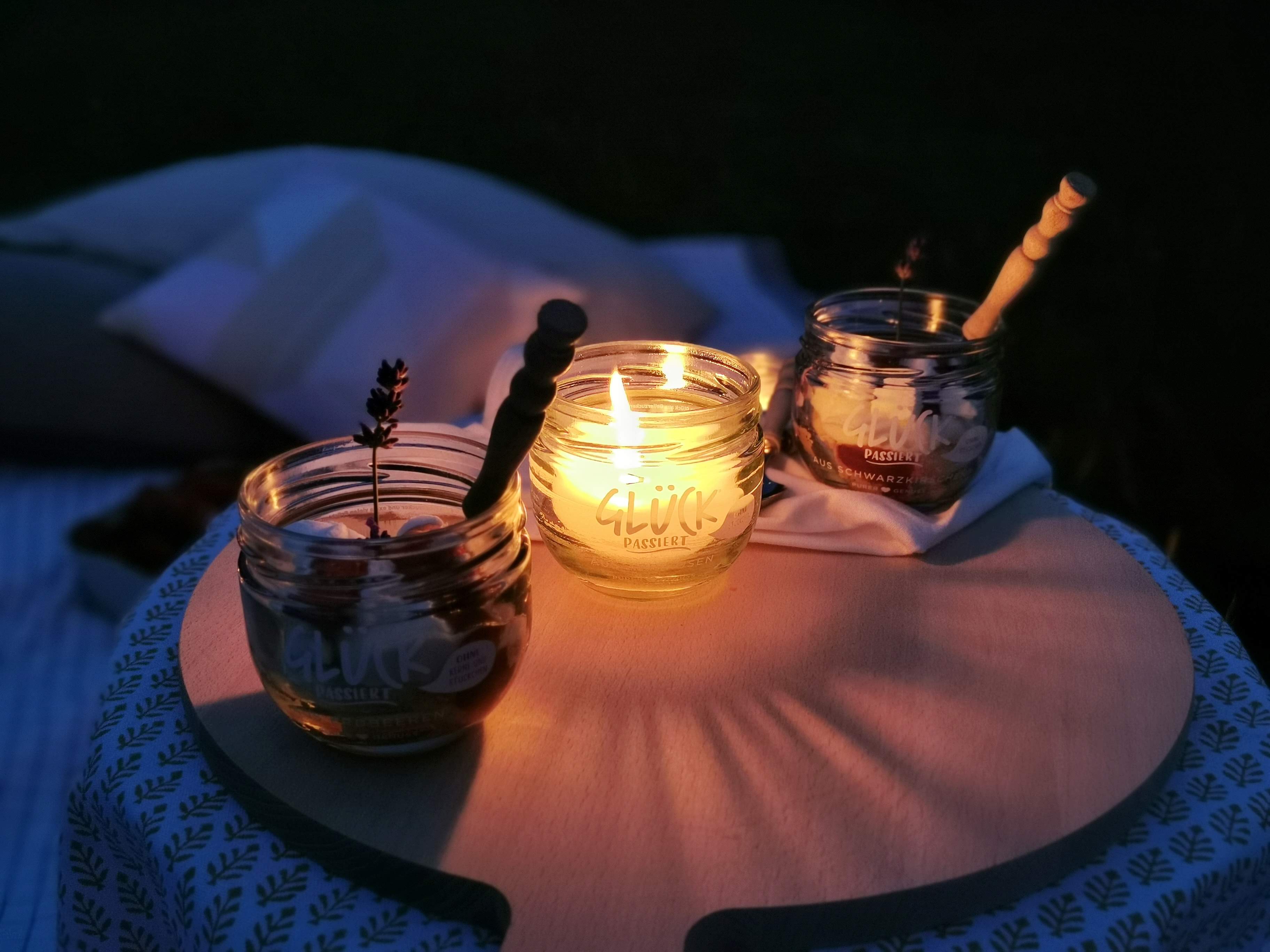 Upcycling mit schönen Gläsern: DIY-Kerzen aus Kerzenresten & Eton-Mess-Dessert - perfekt und praktisch auch für unterwegs | mammilade.com