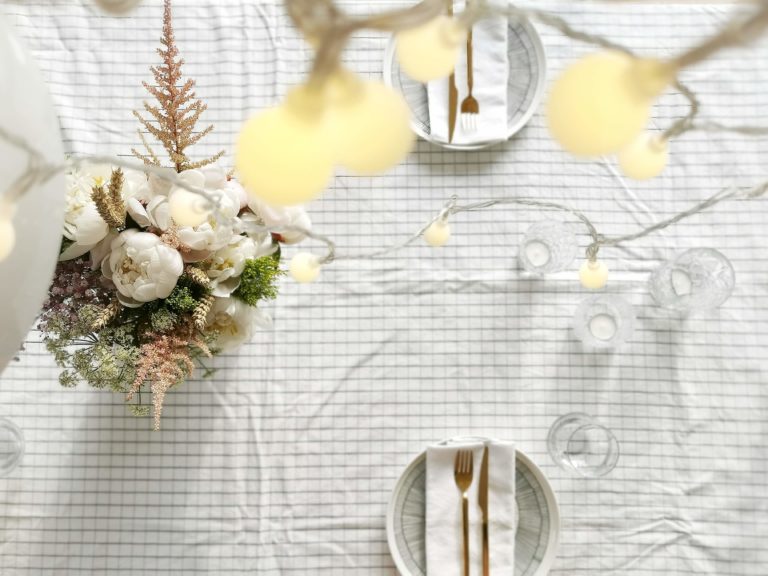 DIY-Tafelklemme für das Halten hängender Deko über dem Tisch