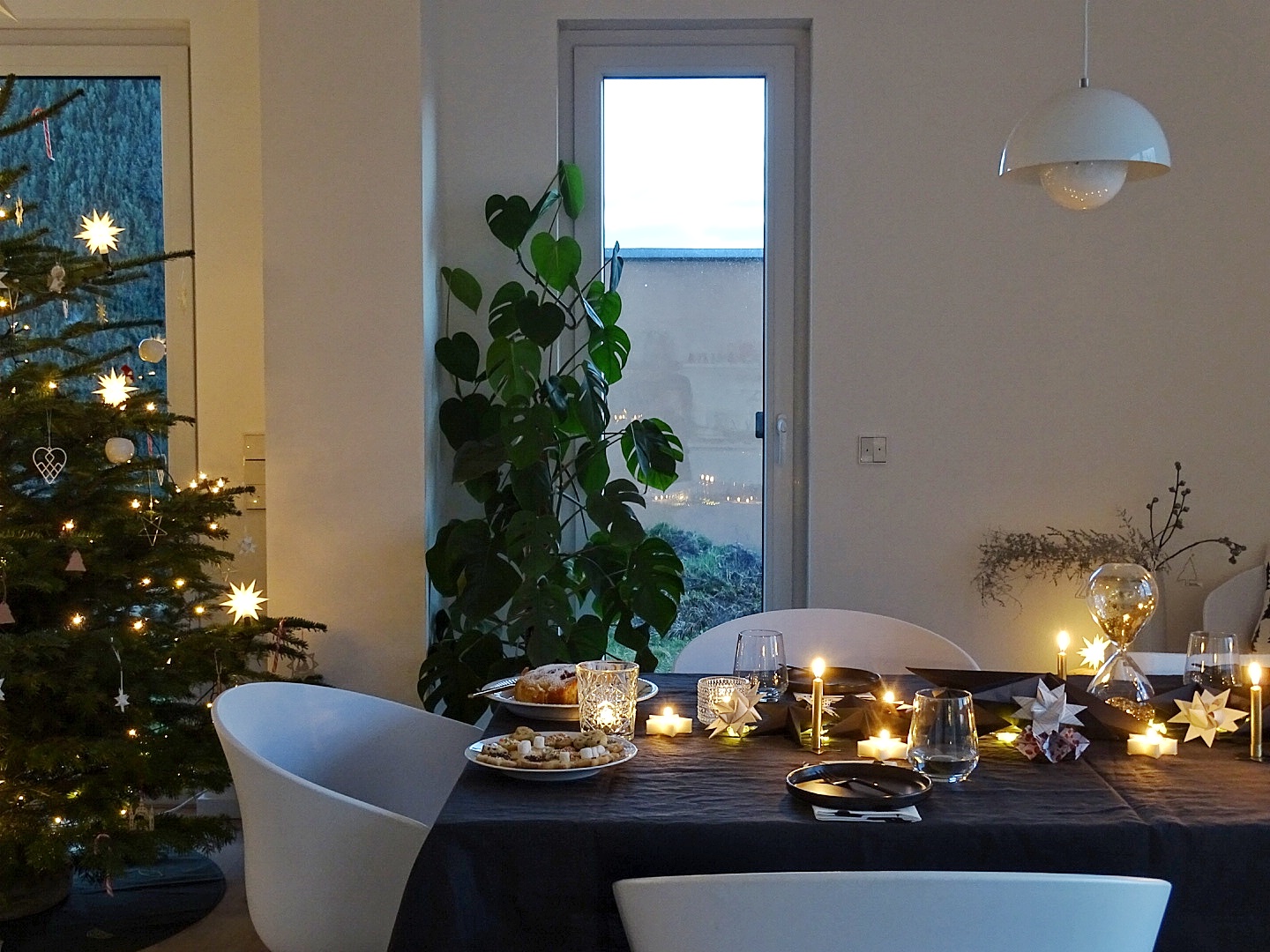 Weihnachtliche Tischdeko-Idee 'In sternklarer Nacht' mit Schwarz, Gold, vielen Kerzen & Sternen | mammilade.com