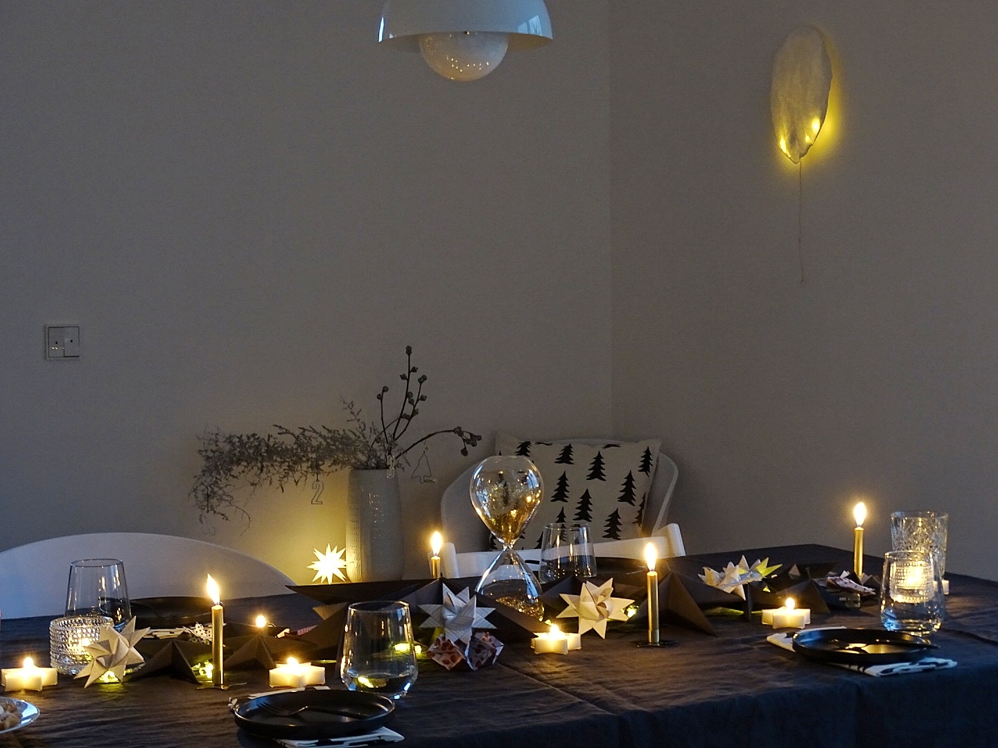Weihnachtliche Tischdeko-Idee 'In sternklarer Nacht' mit Schwarz, Gold, vielen Kerzen & Sternen | mammilade.com