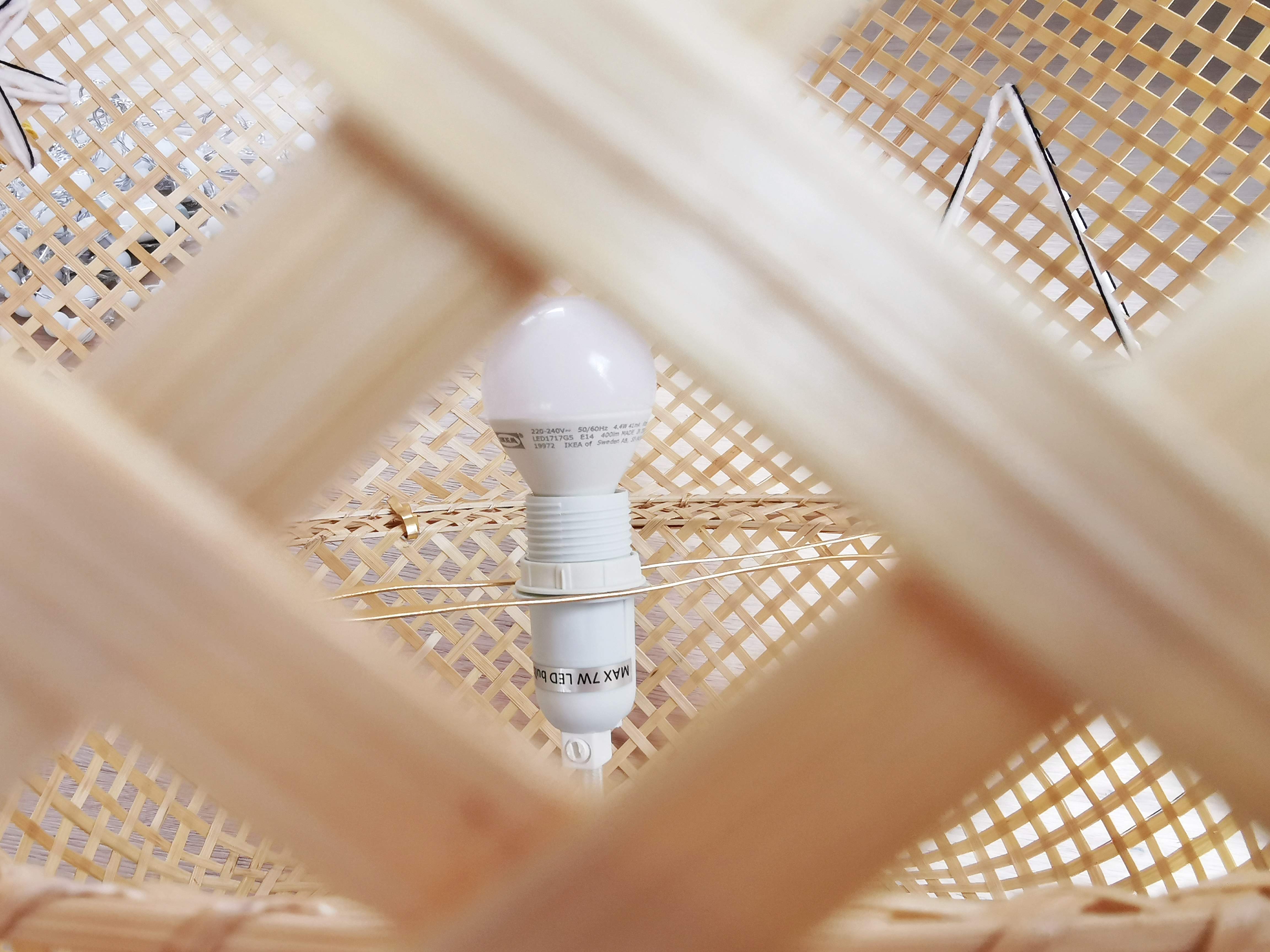 DIY-Bodenlampe aus einem Bast-, Bambus- oder Rattan-Lampenschirm weihnachtlich bestickt | mammilade.com
