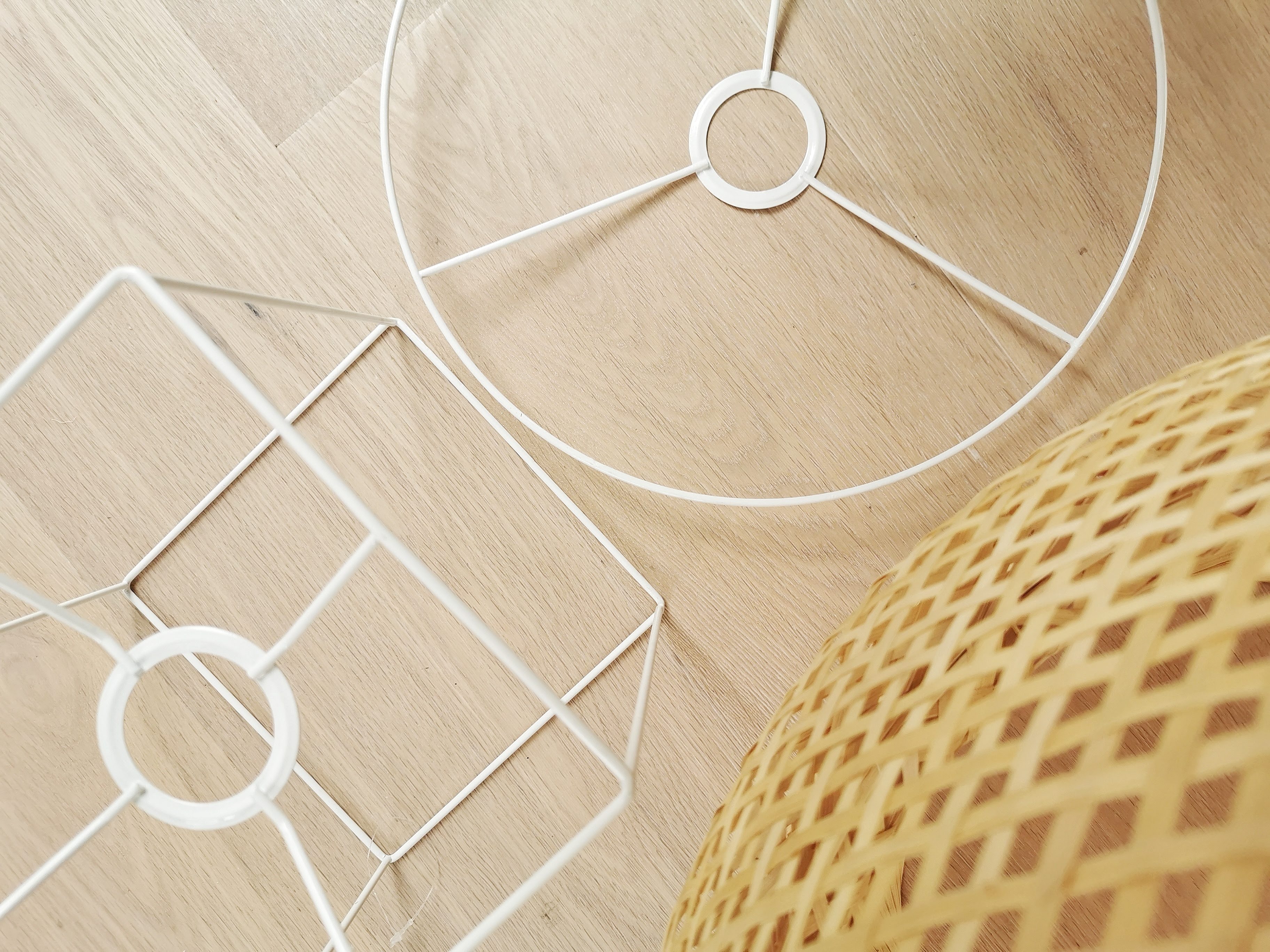 DIY-Bodenlampe aus einem Bast-, Bambus- oder Rattan-Lampenschirm weihnachtlich bestickt | mammilade.com
